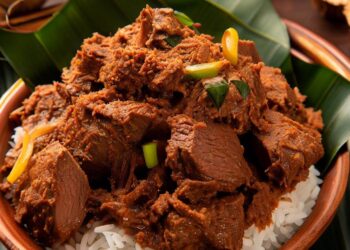 Rendang Indonésio: Carne Cozida Lentamente em Coco e Especiarias