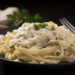 Fettuccine Alfredo: Massa Cremosa com Queijo e Manteiga