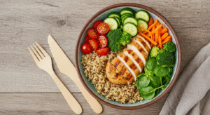 2 Bowl de Frango Grelhado com Quinoa e Legumes Coloridos
